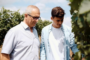 Familie Stacher im Weingarten
