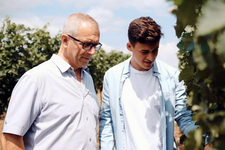 Familie Stacher im Weingarten